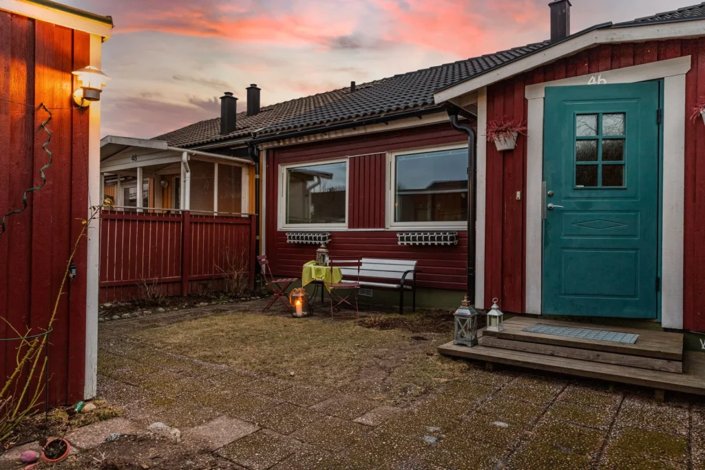23. Takomlaggning av Skjul Plattak Enkoping scaled